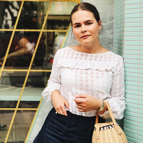 Zara Tops - Feminine cropped top with laces and long sleeves.